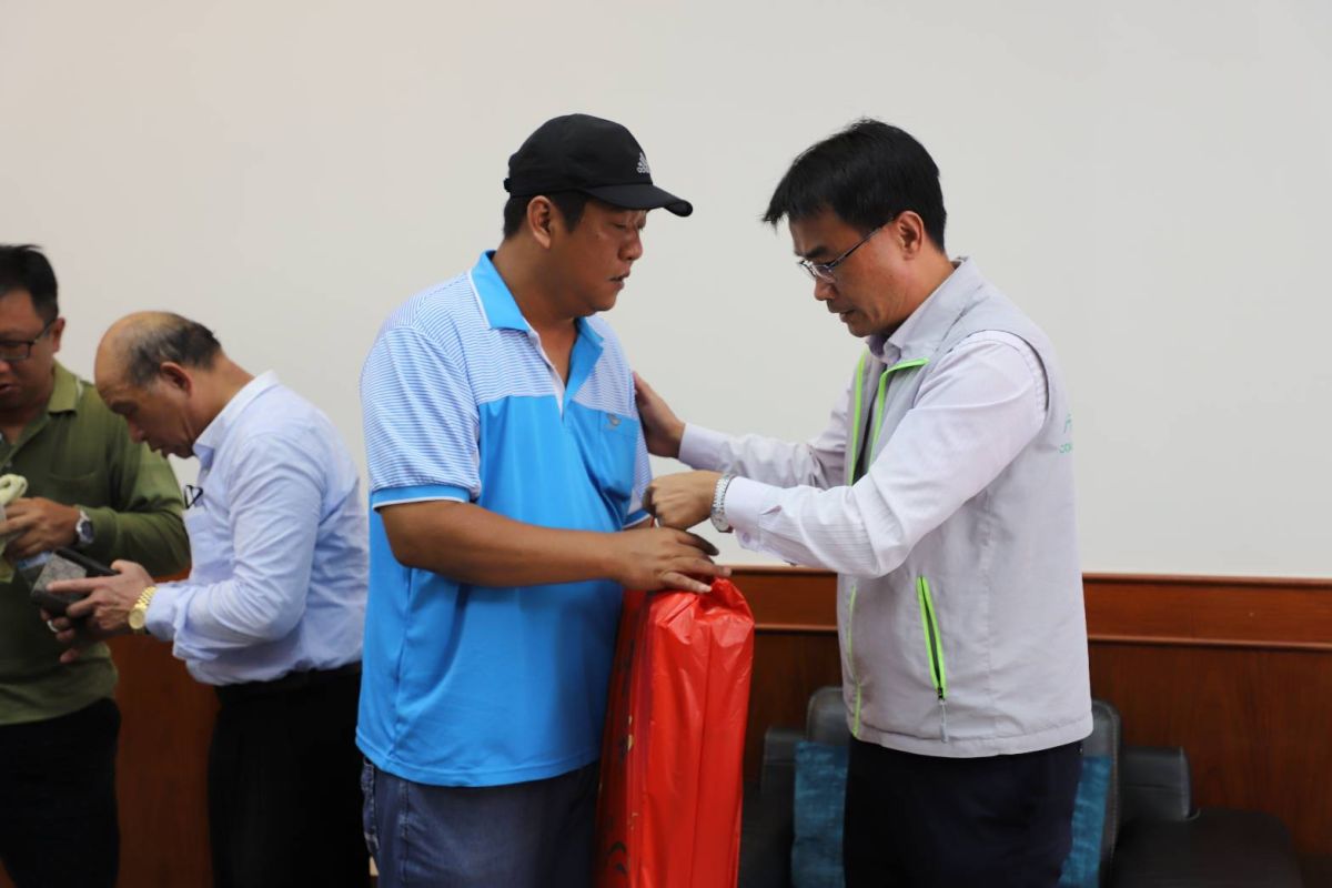 ▲農委會主委陳吉仲慰問此次崩塌事件受損的船主江國隆。（圖／漁業署提供）