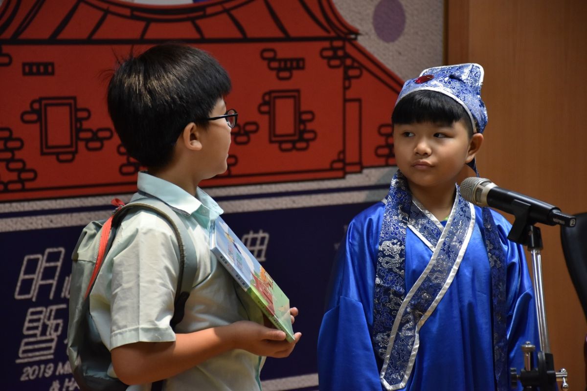 ▲明志國小學生導讀明志書院兒童繪本。(圖/新北市客家文化局提供)