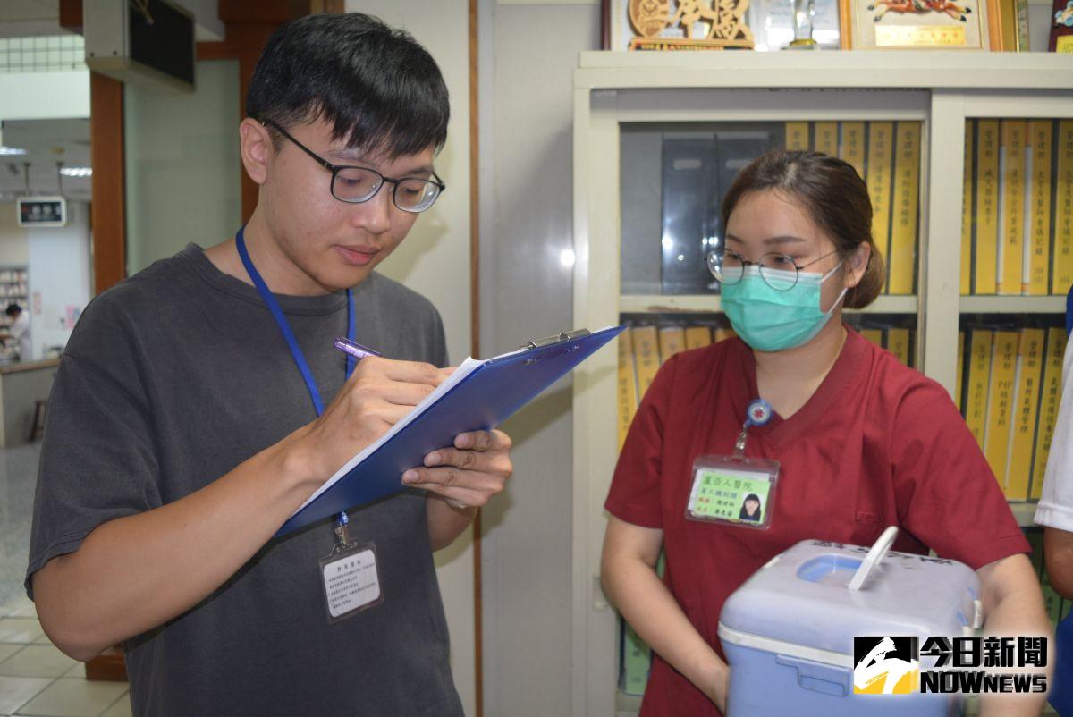 ▲衛生局查核疫苗運送過程及冷藏設備、（圖／記者郭政隆攝影2019.10.3）