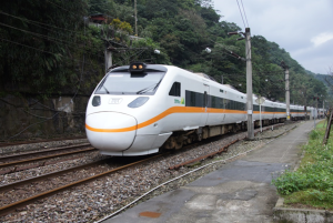 太魯閣號遭不明物砸中！目前單線雙向行車　台鐵估中午1時前搶通
