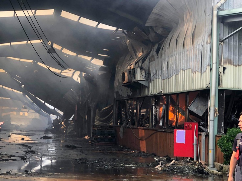 ▲台中市大雅區鐵皮屋工廠大火，兩座工廠都是屬農地工廠的違章建築（圖／民眾提供）