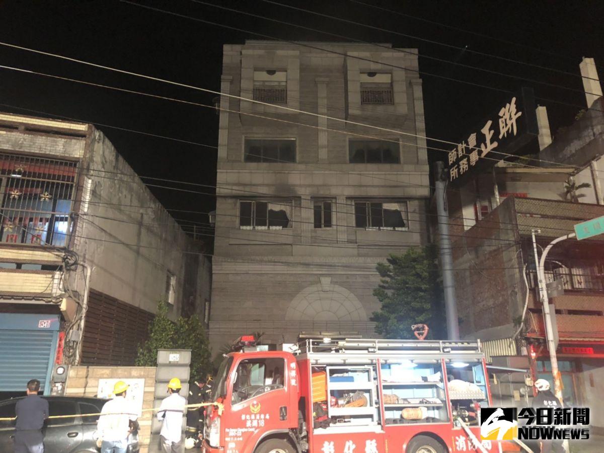 ▲重陽節前夕，彰化縣溪湖鎮二溪路一段1家會計師事務所凌晨傳出火警，警消在三樓救出一對巫姓夫婦。（圖／記者陳雅芳翻攝，2019.10.03）