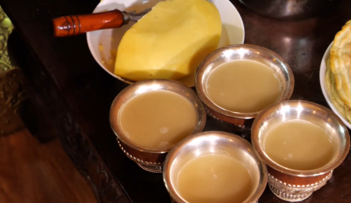 ▲酥油茶是藏族人民的特色飲品。（圖／擷取自授權視頻片段）