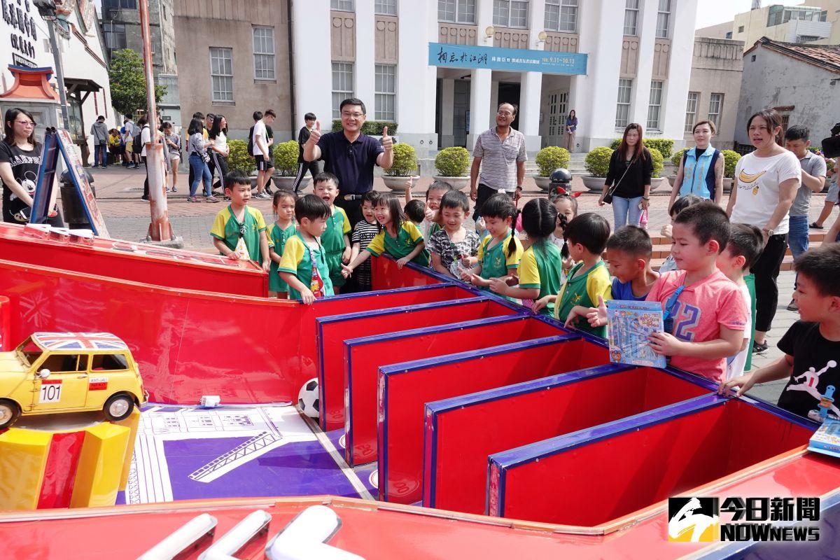 ▲鹿港公會堂出現龐然大物，「鹿港雙十遊樂園」中最亮眼的大型彈珠檯。（圖／記者陳雅芳攝，2019.10.03）