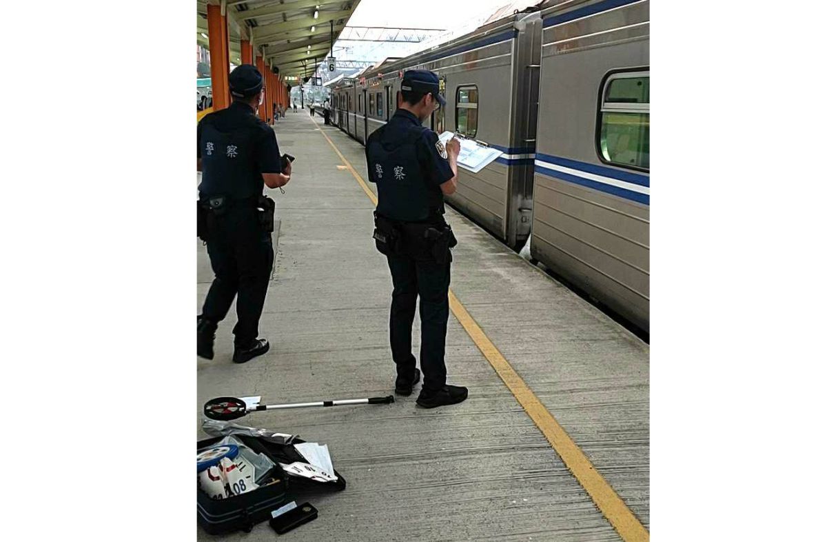 ▲鐵路警察也趕到現場蒐證調查並協助處理。（圖／台鐵提供）