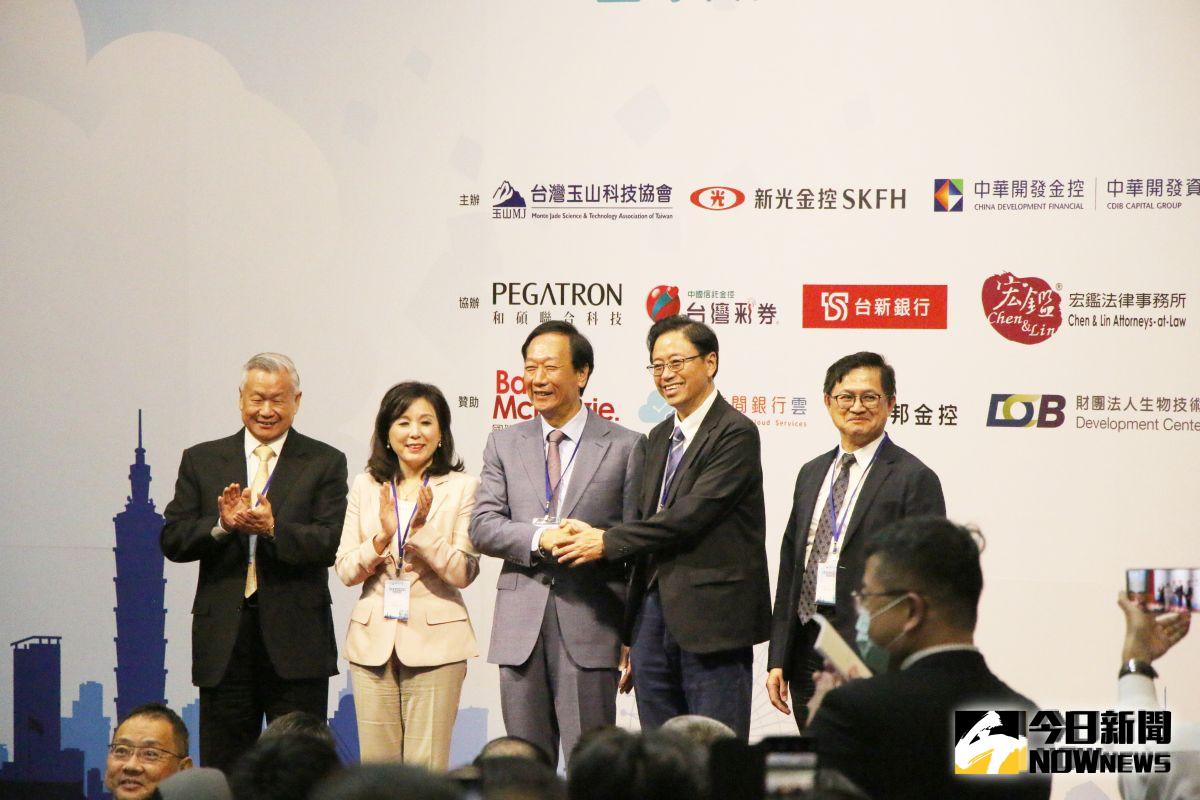 ▲鴻海集團創辦人郭台銘參與台灣玉山科技協會年會，會上他與韓國瑜陣營的國政顧問團總召張善政握手合影，引來台下會心一笑。（圖／記者許家禎，2019.10.3）