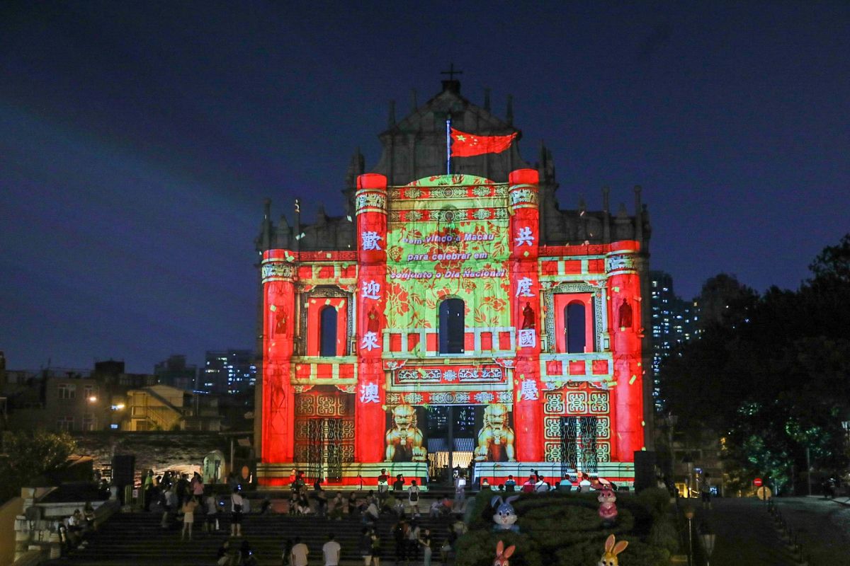 ▲澳門旅遊局於中共「十一國慶」期間，在知名地標「大三巴牌坊」投射「共慶70華誕，共享偉大榮光」光雕表演。（圖／翻攝悠遊澳門）