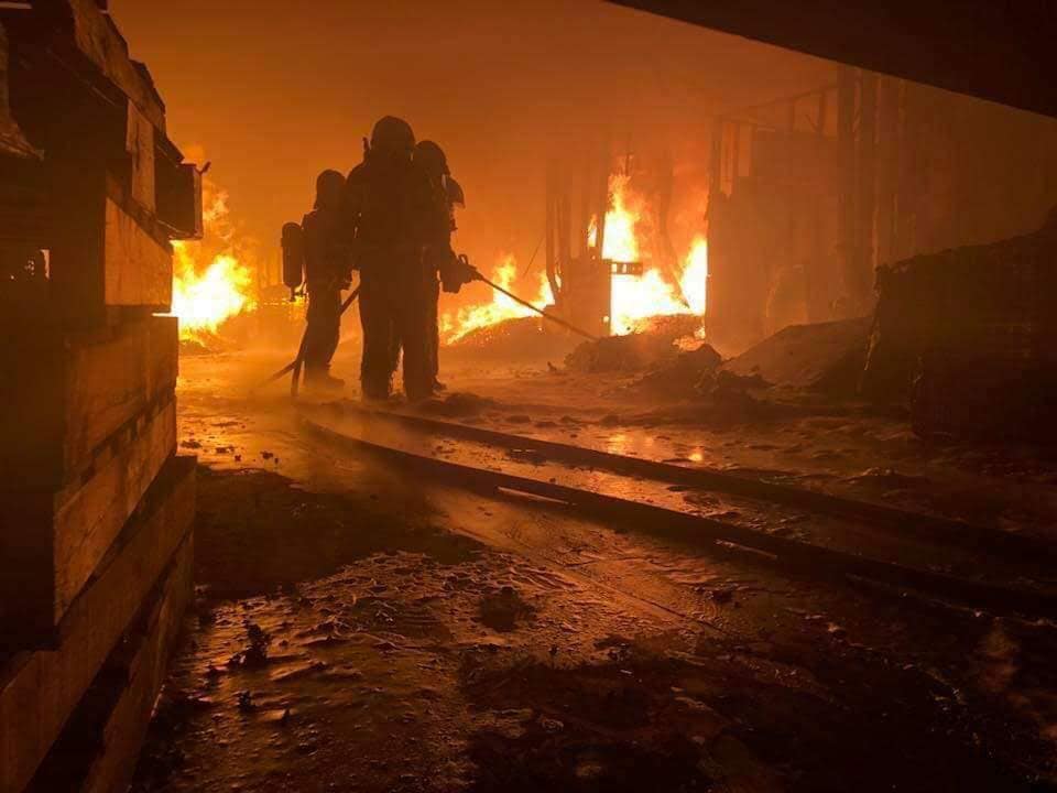 ▲有消防隊員沉痛說出打火兄弟的心聲，「沒人想當英雄，我們只是不想死」，讓人看了鼻酸。（圖／翻攝自爆怨公社臉書）