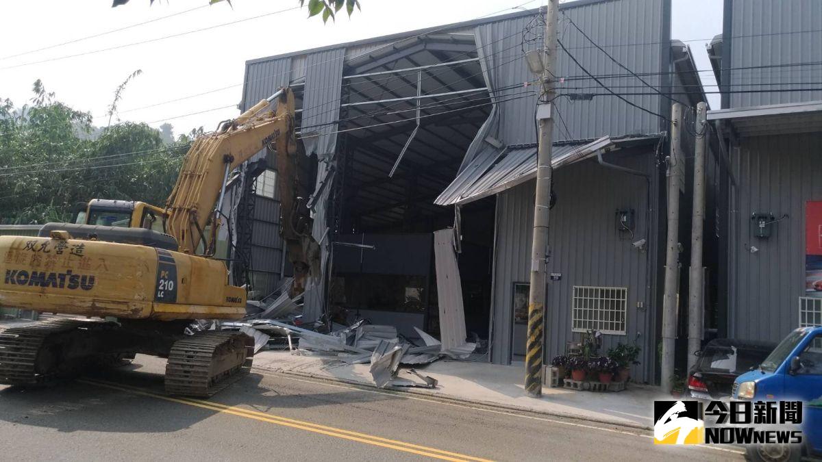 ▲台中市都發局執行強制拆除農地鐵皮違建。 (圖／柳榮俊攝2019.10.4)