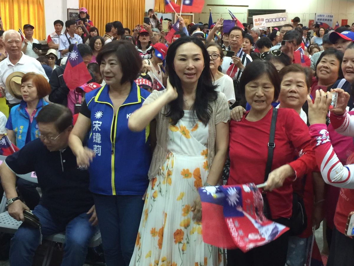 記者ˇ試圖上前詢問李佳芬時事問題，但隨後就遭到一旁的前立委謝國樑拉走。 (圖/記者吳承翰攝影)