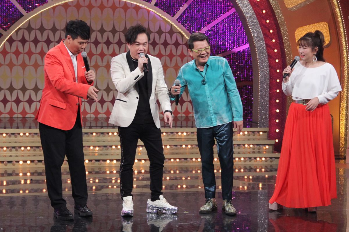 ▲鄭進一（右二起）、康康一同登上由邵大倫、張秀卿（右）主持的《MUCH金點秀》。（圖／年代提供）
