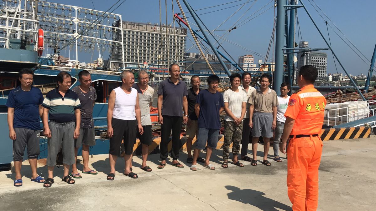 ▲「閩晉漁05123號」漁船與12名船員，經調查違法越界捕魚的事實明確，海巡於4日裁罰120萬後將其驅離出境。（圖／澎湖海巡隊提供）