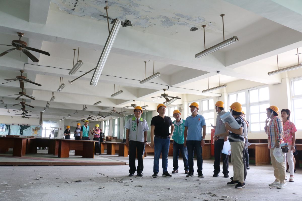 ▲梧棲中正國小信義樓發生天花板崩落意外，立法院副院長蔡其昌緊急邀集相關單位到場會勘。 (圖／柳榮俊翻攝2019.10.4)