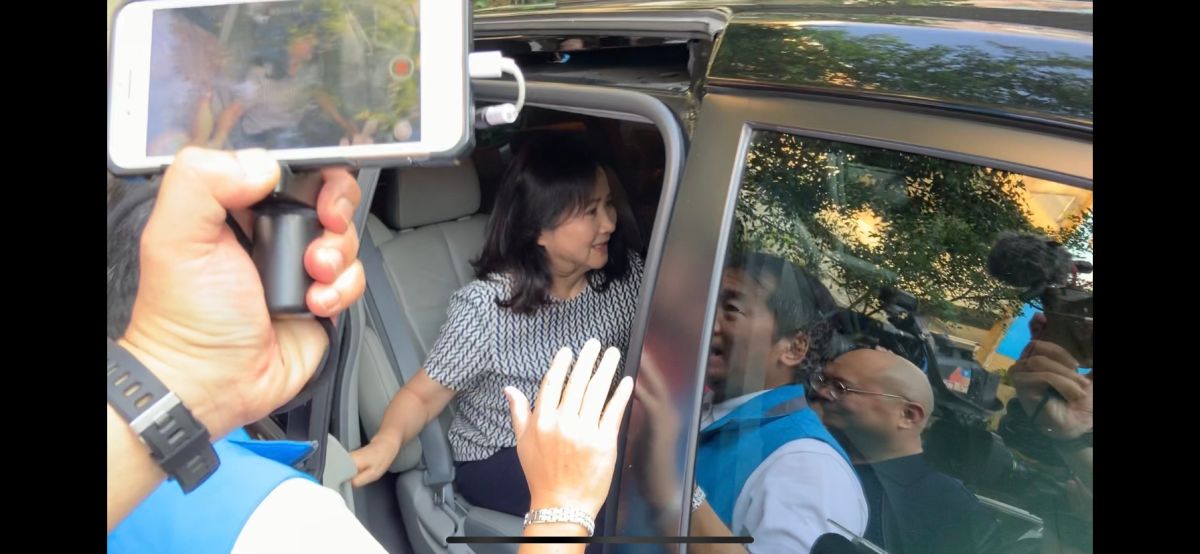 記者問蔡令怡，李哲華職務調動是否跟她有關，蔡直到車門關閉都未回答。 (圖/記者吳承翰攝影)