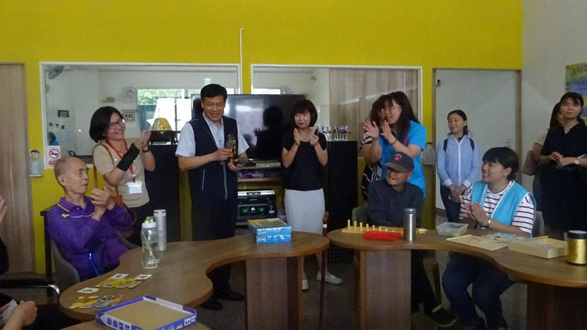 ▲立委林麗蟬(左四）在長照司長祝健芳（左二）、台中衛生局長曾梓展陪同下，參訪台中龍井多元社區式長照機構。（圖／金武鳳攝，2019.10.4)