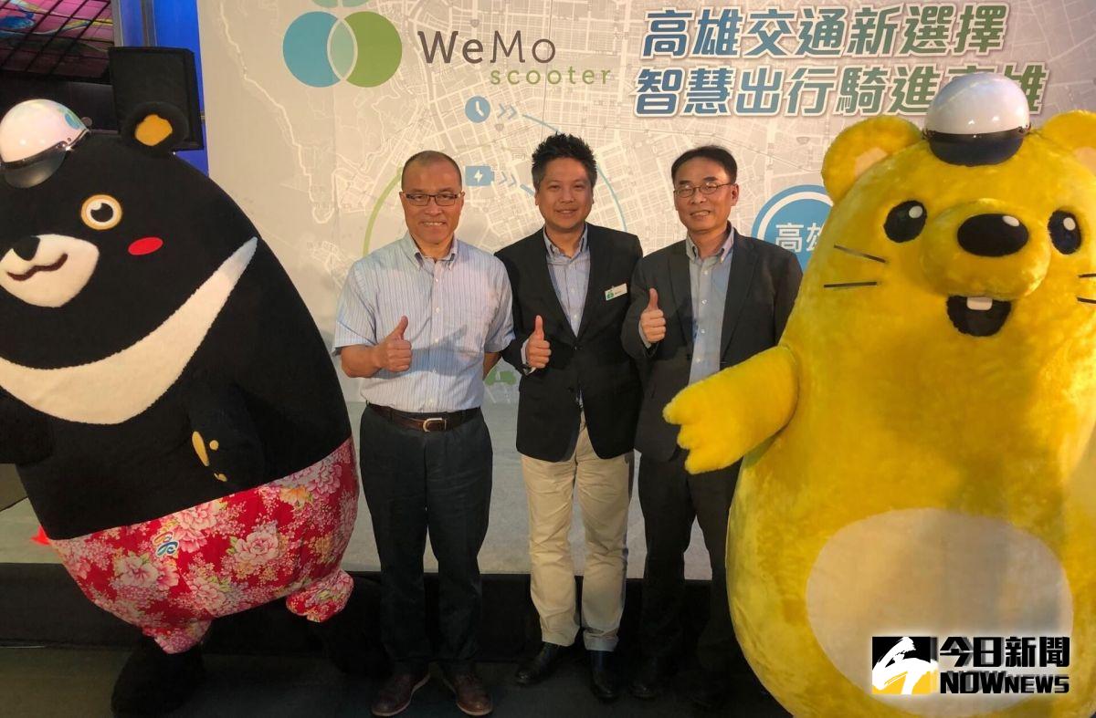 ▲高雄市副市長葉匡時(左)、交通局長鄭永祥(右)與威摩科技執行長吳昕霈(中)共同宣布21日起引進電動機車，攜手為高雄市升級綠能大眾運輸網，完美串接大眾運輸最後一哩！(圖／記者黃守作攝，2019.10.04)