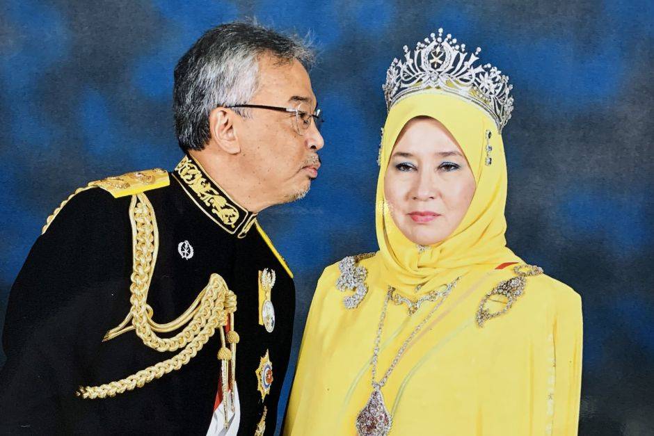 馬來西亞蘇丹阿布都拉的妻子，週四在推特上發表一系列她自己跟蘇丹的合照，合照中阿布都拉企圖親吻老婆臉頰未果，可愛的互動引起熱議。(圖取自 The Star/ANN)