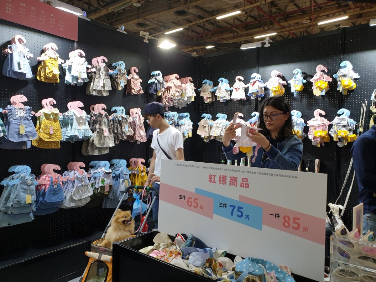 ▲寵物用品展每個攤位，多可見到飼主推著毛小毛逛街選物情景，親子和樂暖洋洋。（圖／金武鳳攝，2019.10.4)
