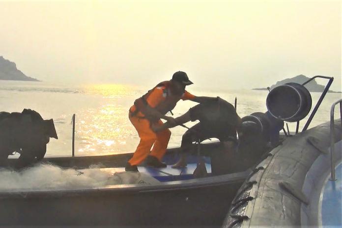 海巡追捕越界陸漁船遭攻擊　特勤人員與漁民發生扭打
