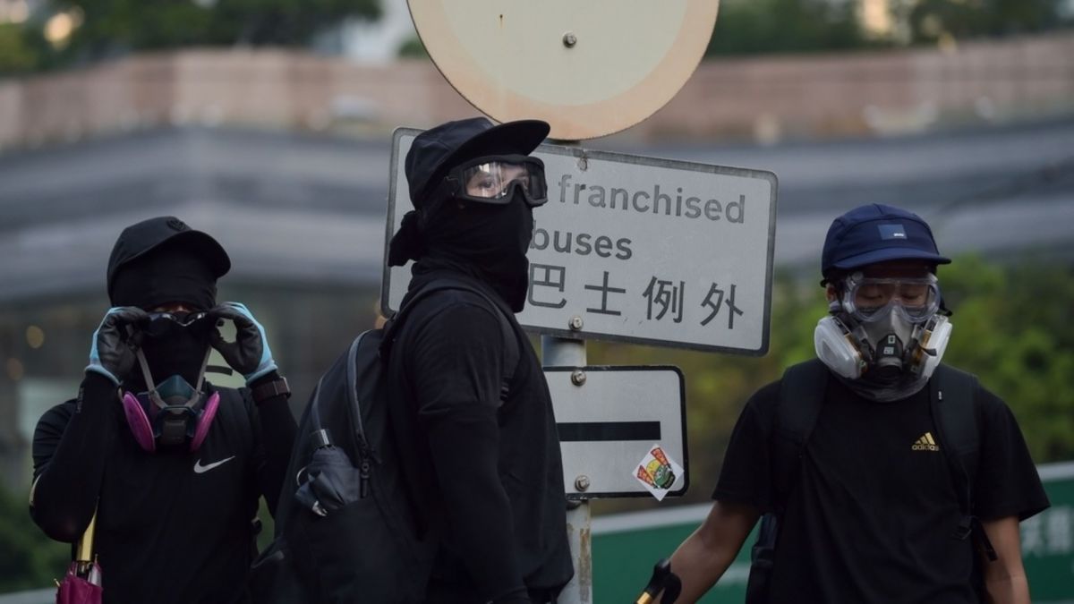 ▲香港特區政府引用《緊急法》以訂立《禁蒙面法》，任何人身處公眾集會、遊行，又或參與未經批准集結時，若使用可能會隱藏身分的蒙面物品，即屬犯罪。（圖／翻攝HKET）