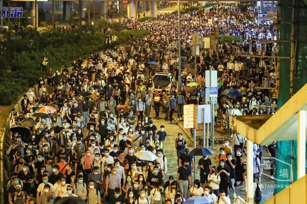 ▲大批港人走上街頭金，表達對港府實施《禁蒙面法》的憤怒。（圖／翻攝立場新聞）