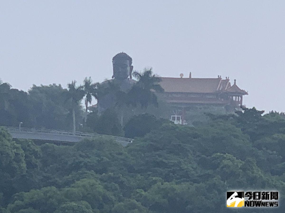 ▲中部PM2.5爆表！霧茫茫一片，八卦山大佛不見了。（圖／記者陳雅芳攝，2019.10.04）