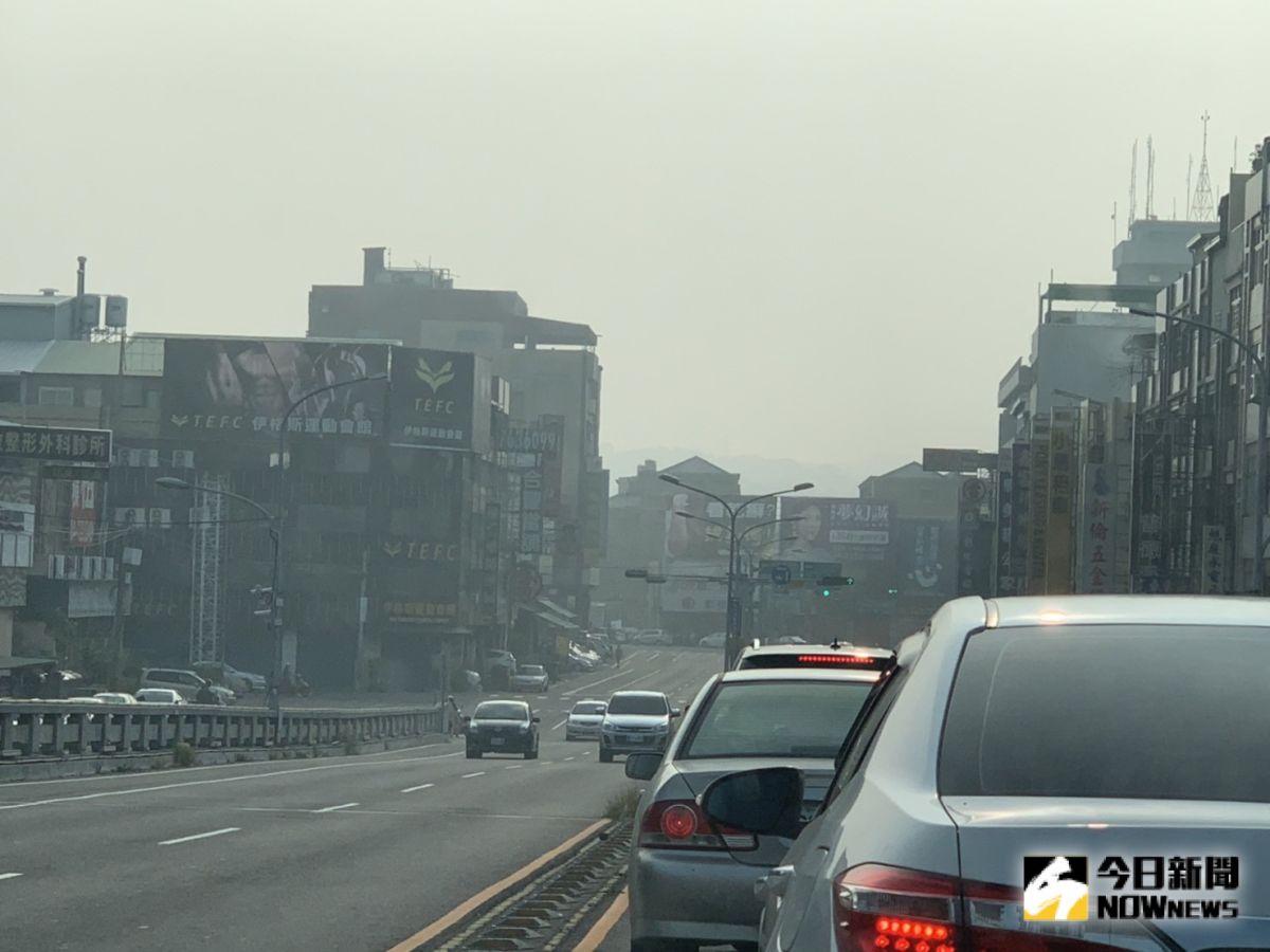 ▲許多民眾開車就感受到髒空氣造成眼睛乾澀的不適，趕緊關閉車窗開啟冷氣，保持車內空氣流通。（圖／記者陳雅芳攝，2019.10.04）