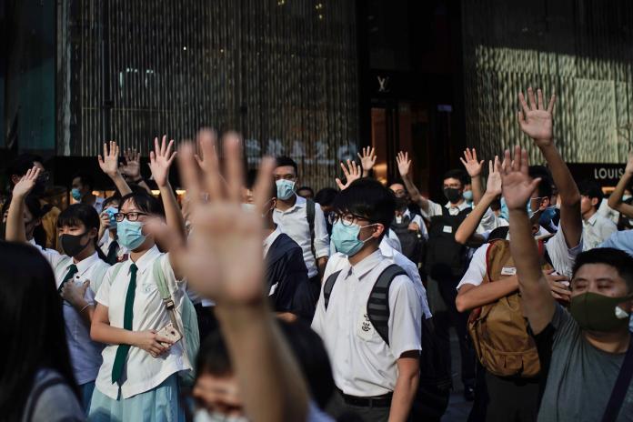 ▲香港行政長官林鄭月娥宣布實施「禁蒙面法」後，香港多地出現戴著口罩的示威者聚集抗議。（圖／美聯社／達志影像）