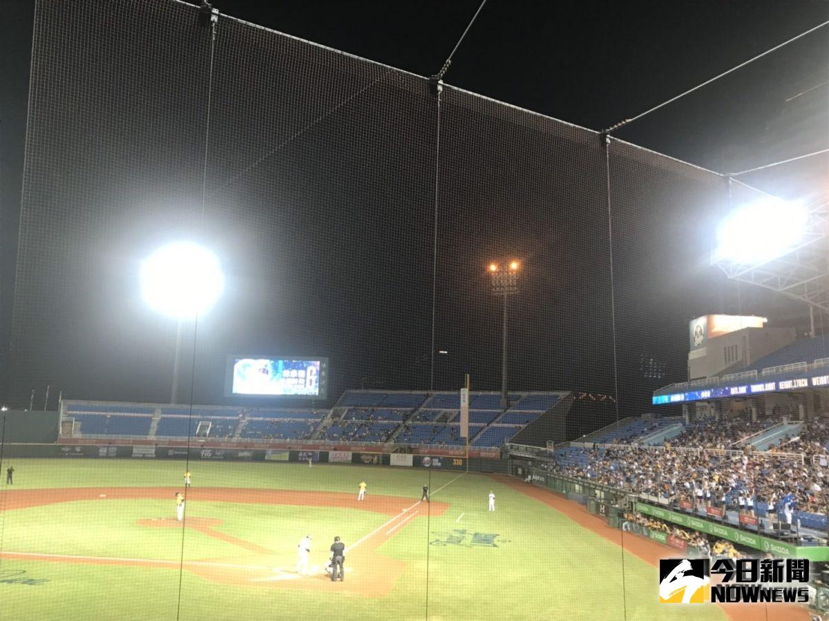 ▲桃園球場右外野燈柱連續2場比賽不明原因熄滅。（圖／記者雷明正攝影）