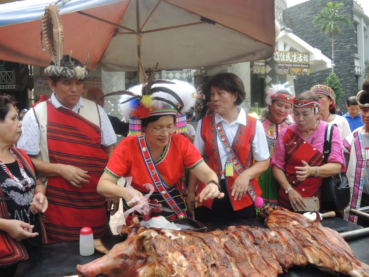 ▲彰化縣長王惠美切烤山豬肉給各族長老們品嘗。（圖／記者陳雅芳攝，2019.10.04）