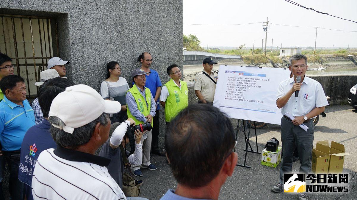 ▲第五河川局長張庭華說明在蘇治芬委員的爭取之下，水利署撥付2350萬工程經費施作。（圖／記者蘇榮泉攝，2019.10.04）