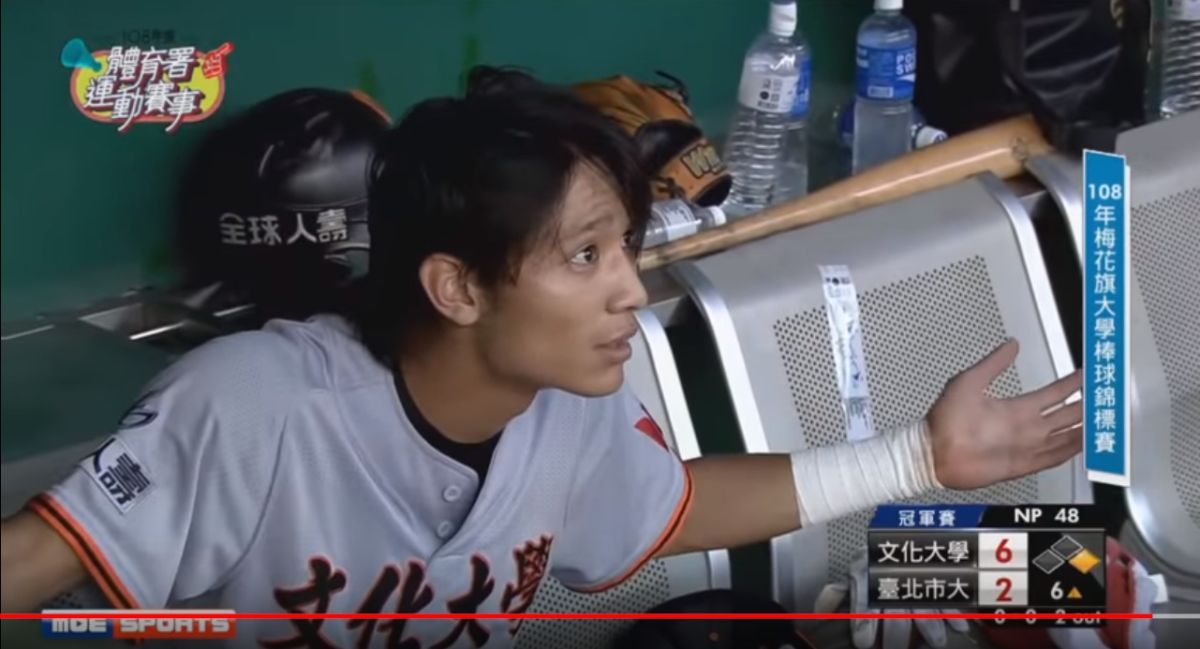 ▲文化大學球員在回到本壘時疑似罵國罵，遭到主審警告。（圖／截自YouTube）

