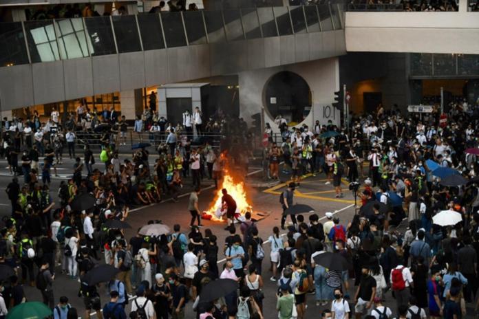 《禁蒙面法》惹怒港人！香港入夜騷亂頻傳　示威者打砸燒
