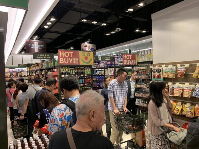 ▲擔心香港情勢失控，大批港人下班後到超市搶購食物。（圖／翻攝香港01）