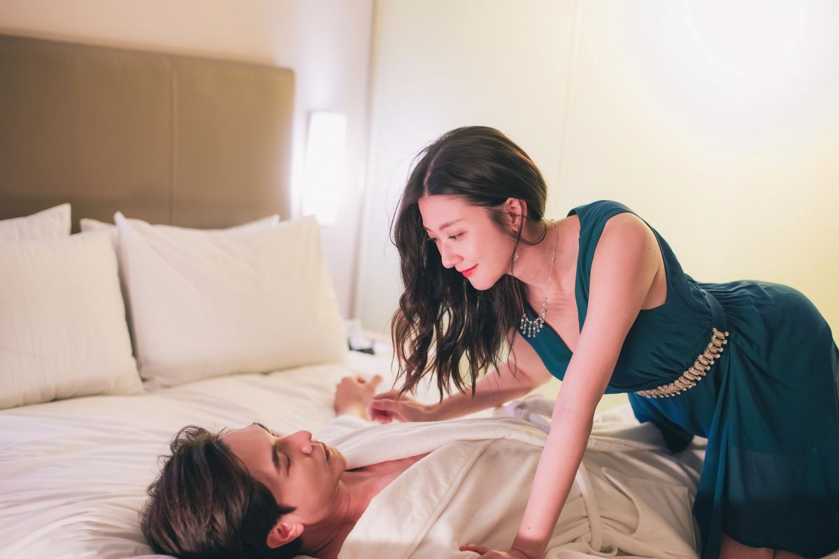 ▲林逸欣穿性感禮服撲倒謝佳見。（圖／東森）