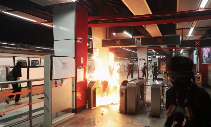 香港「遍地烽火」！示威者燒車站　港鐵全線停駛交通癱瘓
