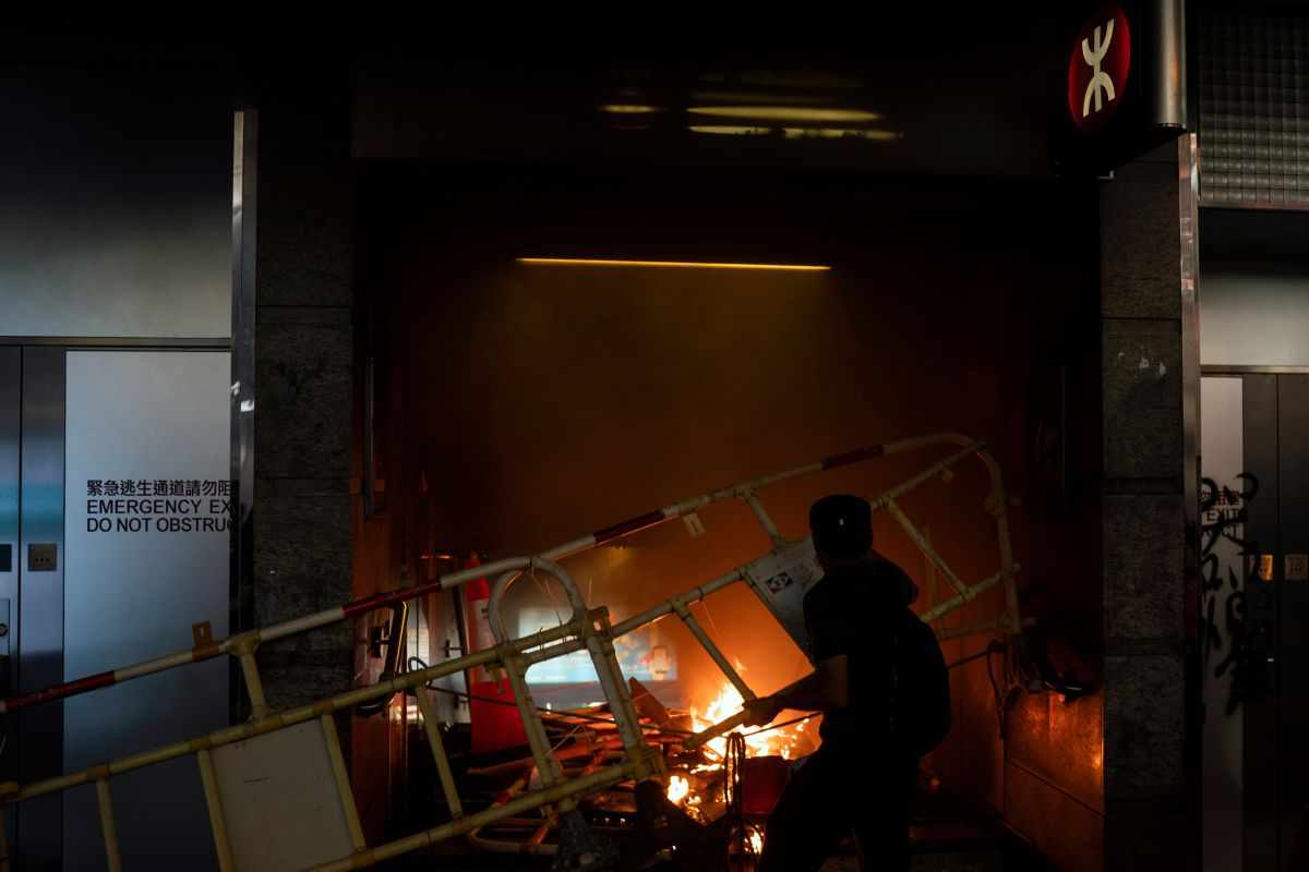 ▲香港特區政府 4 日宣布，《禁止蒙面規例》將生效，引發許多港人不滿，多區爆發衝突。（圖／美聯社／達志影像）
