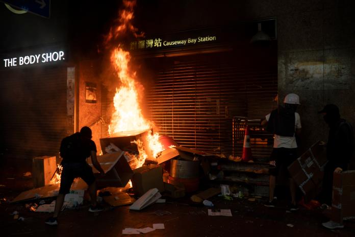 ▲憤怒的示威者於港鐵銅鑼灣站口縱火破壞。（圖／美聯社／達志影像）