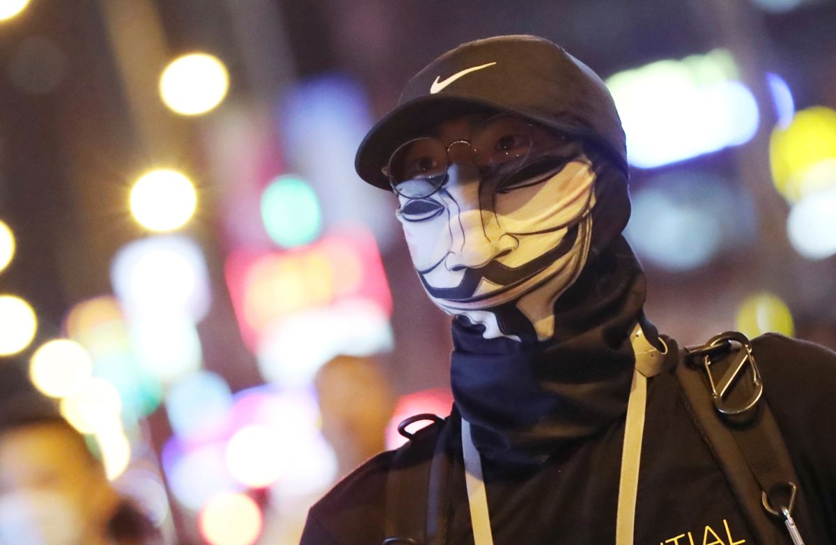 ▲香港特首林鄭月娥上月 4 日宣布訂定「禁蒙面法」，自 5 日午夜開始實施，眾多香港市民隨即在香港各地發起抗議行動。（圖／美聯社／達志影像）