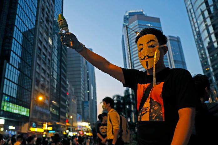▲香港特首林鄭月娥 4 日宣布訂定「禁蒙面法」，自 5 日午夜開始實施，眾多香港市民隨即在香港各地發起抗議行動。（圖／達志影像／美聯社）
