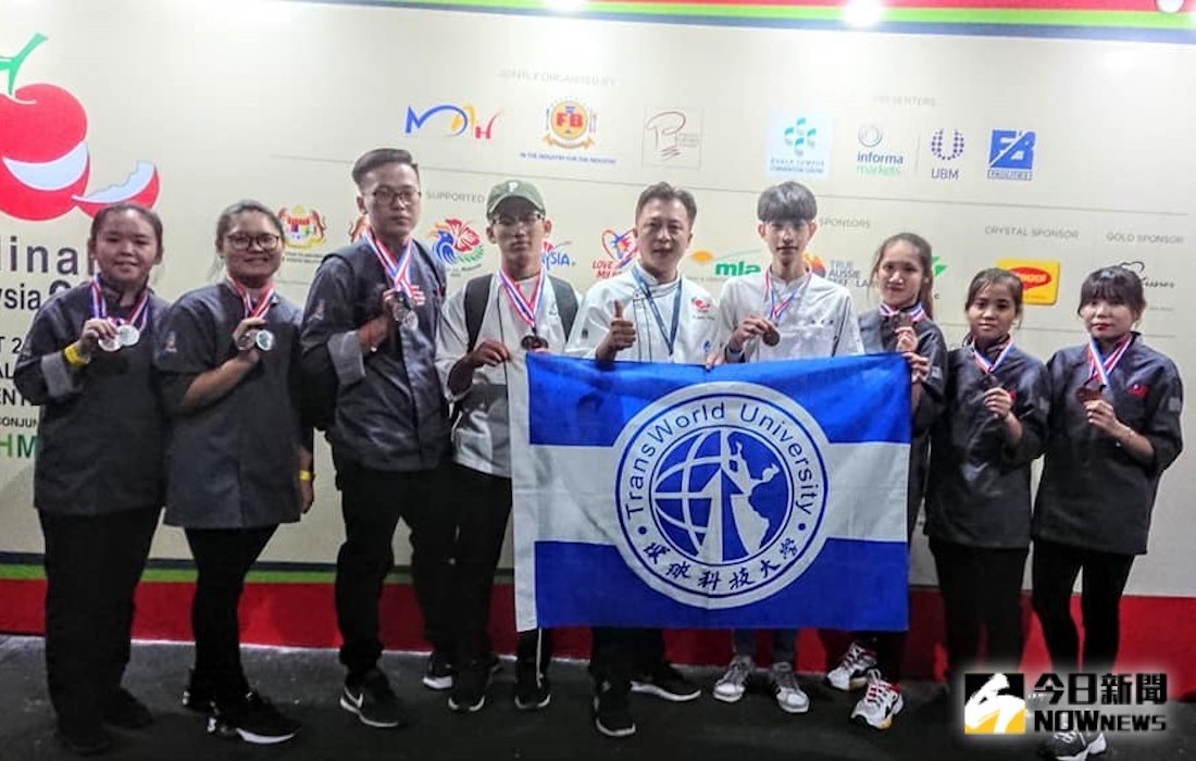 ▲果雕大師柯明宗（中）帶領偉康、林展尉、謝叔紜、莊佩敏、張惠潔、陳秀微、楊曉瑩及趙治豪等八位學生參賽。（圖／環球科技大學提供）