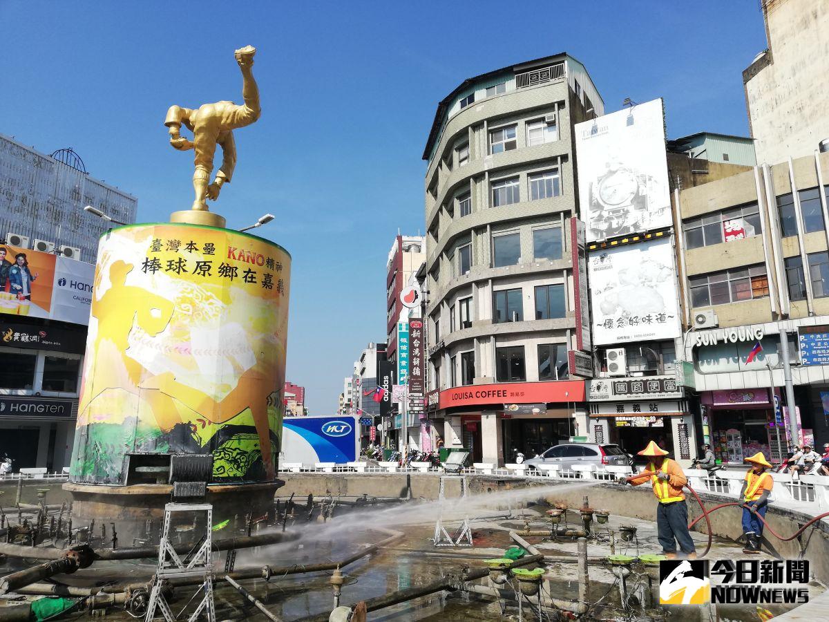 ▲趕在國慶日前，環保局為嘉義巿重要的民主聖地地標「中央噴水圓環」洗澎澎，閃亮光彩迎接國慶。（圖/記者邱嘉琪攝，2019.10.05）