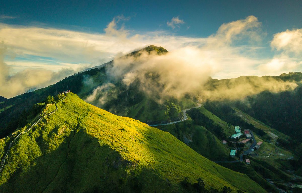 行政院推動山林大解禁，整修山屋並簡化登山申請流程，推廣登山觀光。(Shutterstock)