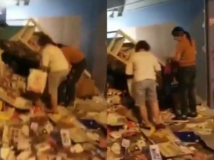 ▲ 4 日晚間，有網友拍攝到 2 位大媽於香港一家遭破壞的知名食品店撿便宜。（圖／翻攝自巴士的報）