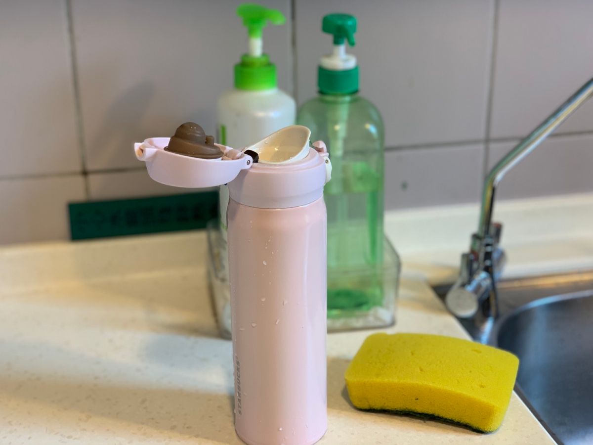 ▲可運用小蘇打粉、白醋、沸水等，幫助保溫瓶、水壺恢復乾淨。（圖／信義居家提供）