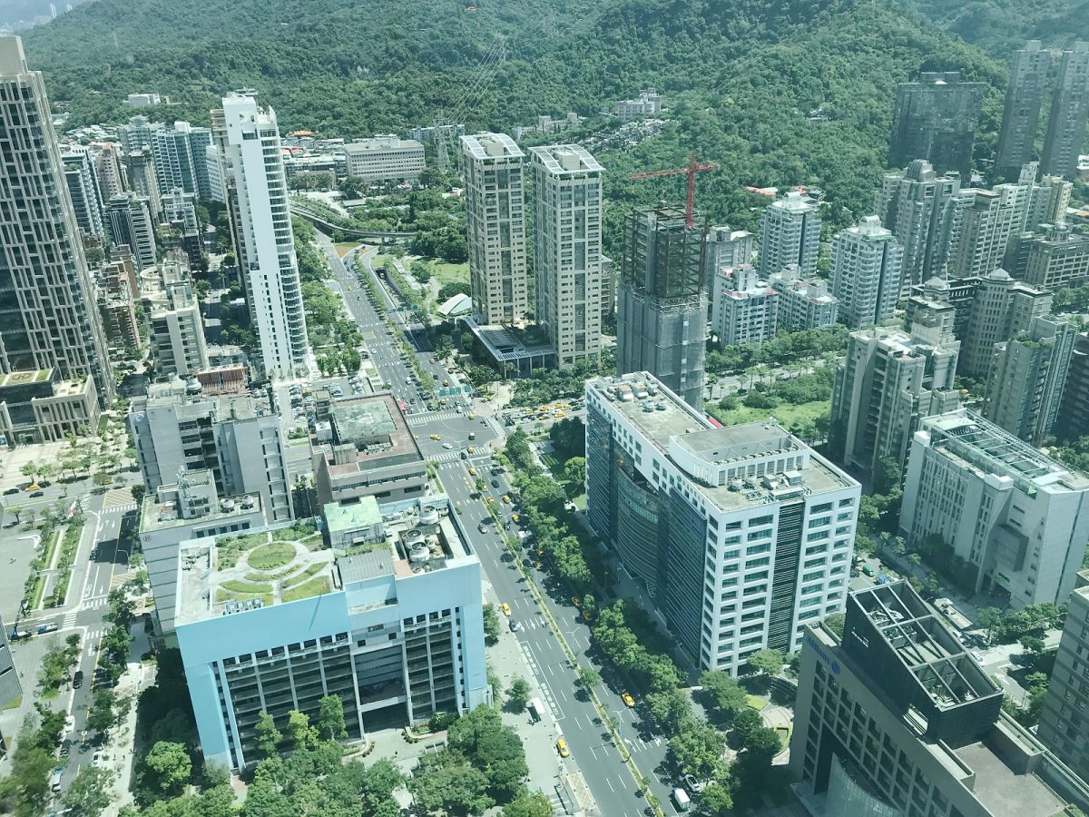 ▲台北、桃園、台南和高雄今年平均總價小幅下修，專家表示是首購族出籠、購買小坪數宅所致。（圖／信義房屋提供）