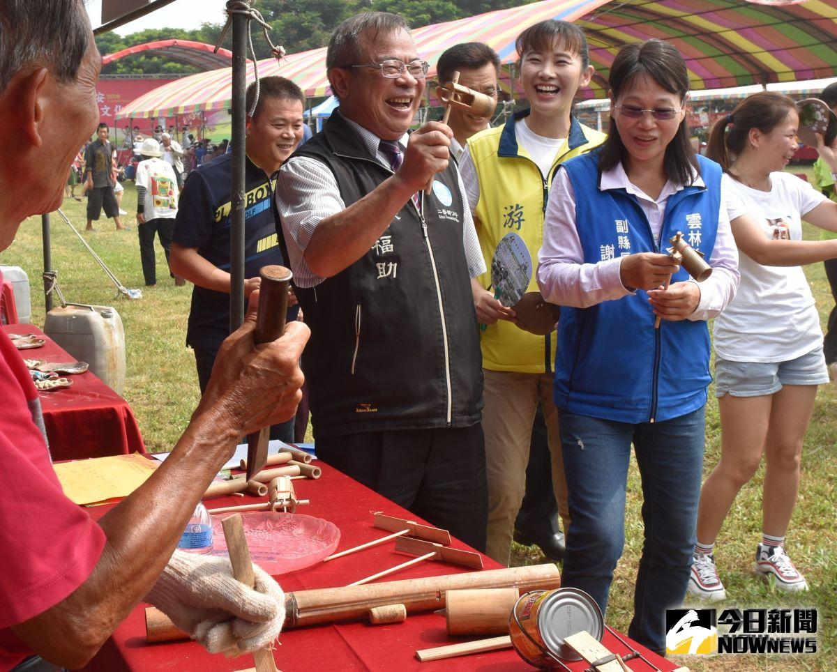 ▲副縣長謝淑亞與鄉長鍾福助忘情的玩起客家童玩。（圖／記者郭春輝攝，2019.10.05）