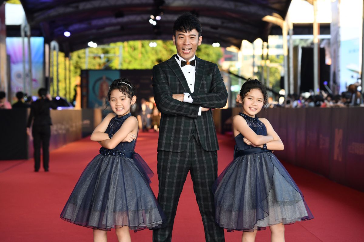 ▲香蕉哥哥（中）與左左右右聯袂踏上金鐘紅毯。（圖／NOWnew攝影中心）