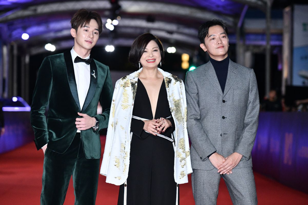 ▲張軒睿（左起）、楊貴媚、索艾克一同踏上紅毯。（圖／NOWnew攝影中心）