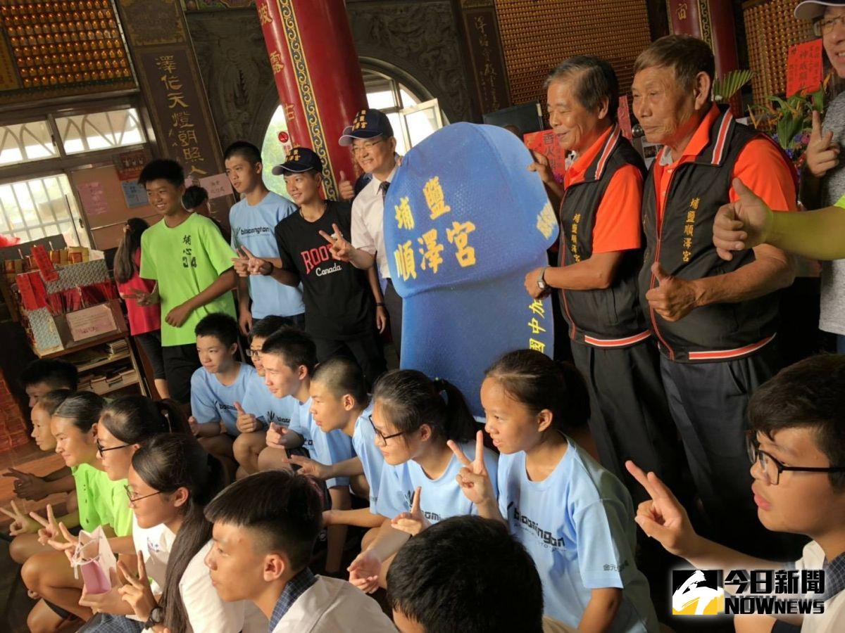 ▲挪威三鐵選手伊登頭戴彰化埔鹽「順澤宮」帽，造就台灣「神帽風潮」，埔心國中手球隊、羽球隊在出賽前夕前往順澤宮祈福參拜。（圖／記者陳雅芳攝，2019.10.05）